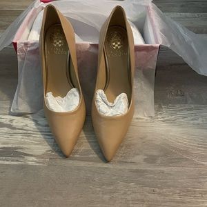 Beige/Taupe leather pump.